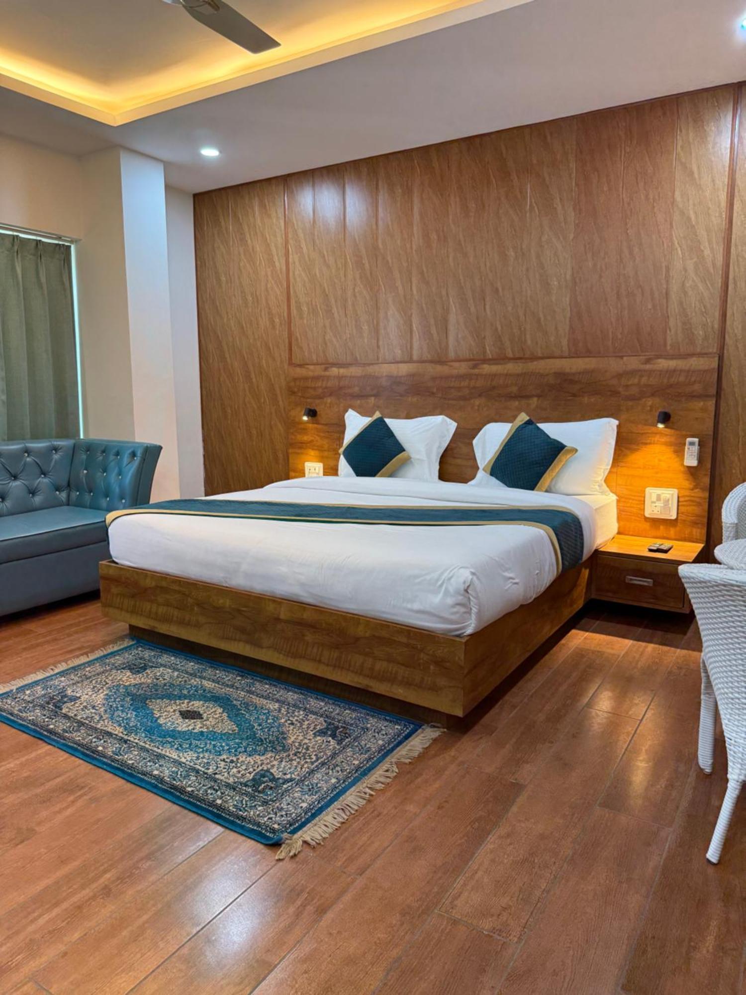 Hotel 7 Heaven Dehradun Dış mekan fotoğraf