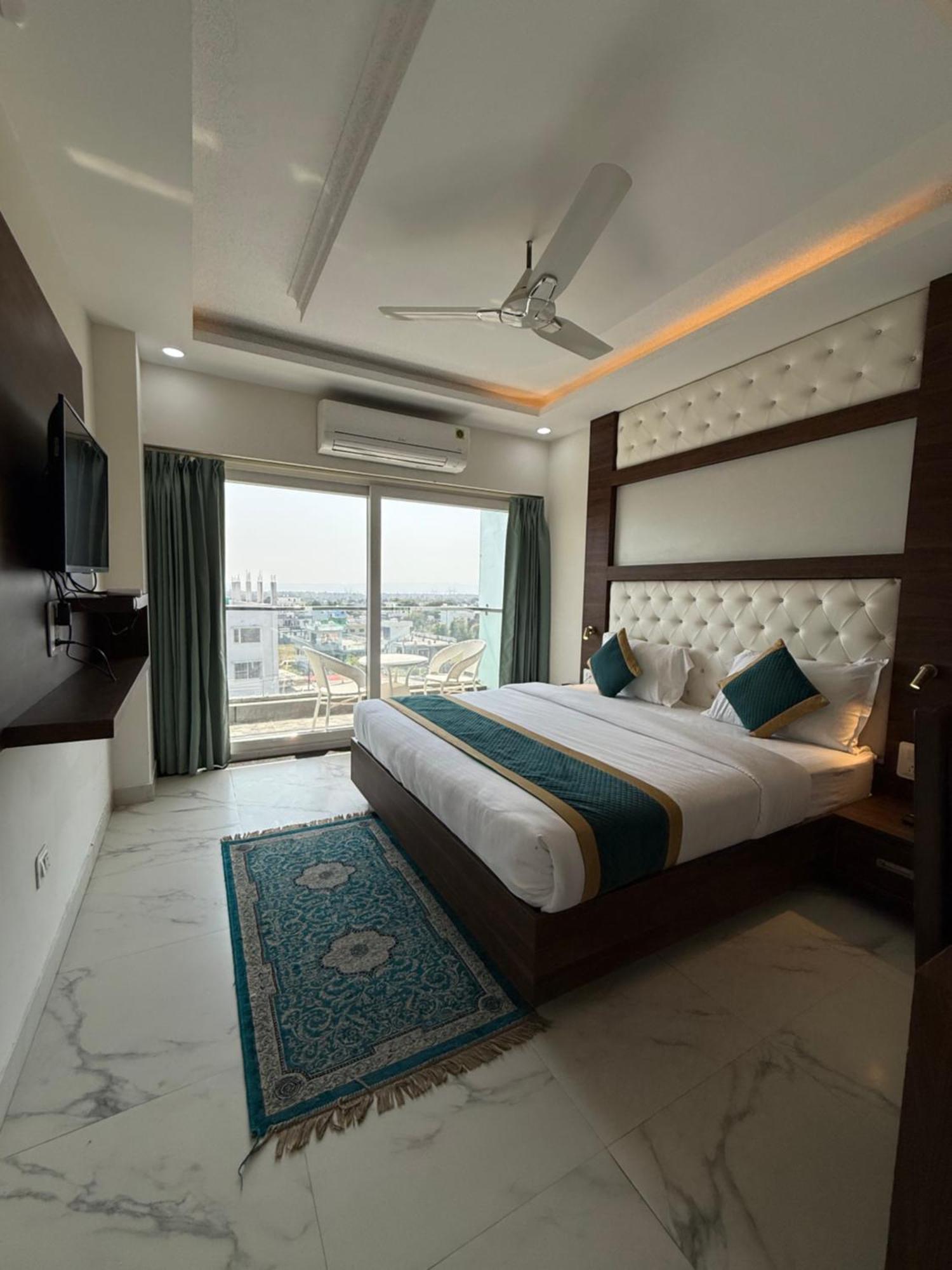 Hotel 7 Heaven Dehradun Dış mekan fotoğraf