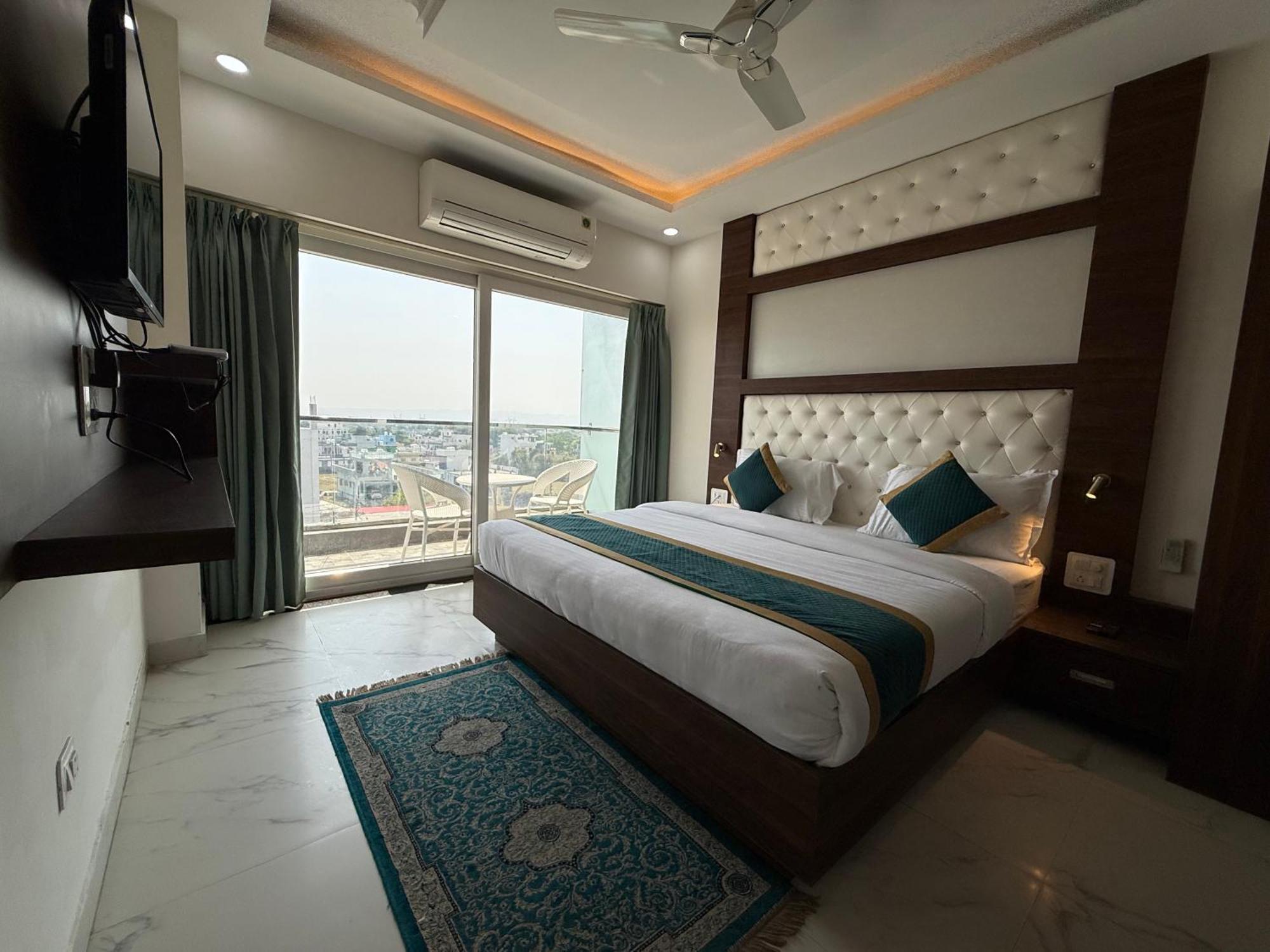 Hotel 7 Heaven Dehradun Dış mekan fotoğraf